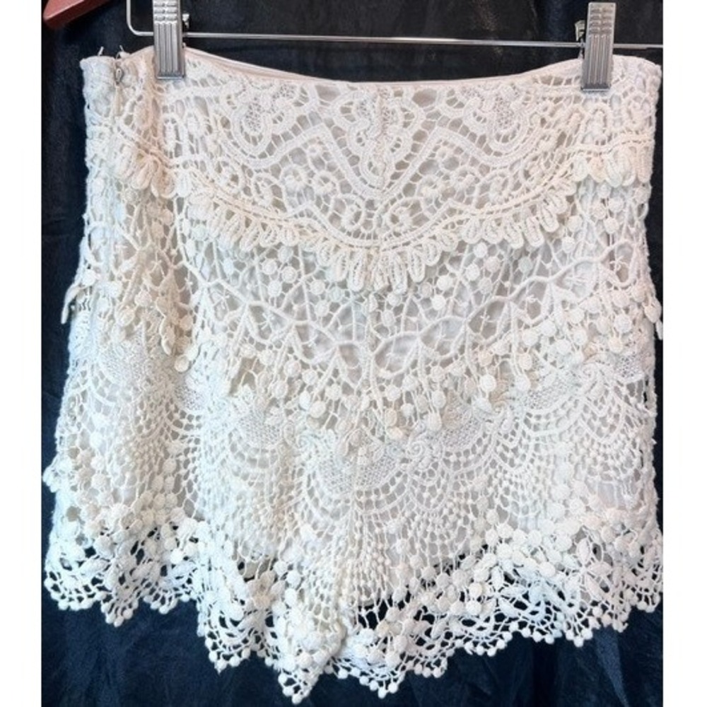Urban Outfitters Kimchi Blue Boho Floral Crochet Shorts Side Zip Off-White 6 EUC
